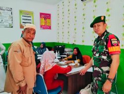 Sertu Supriadi Babinsa Koramil 01/Bkn Dampingi Pelayanan KB Dalam Rangka HARGANAS