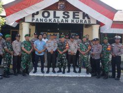 Personel Babinsa Koramil 04/Pkl Kuras Berikan Ucapan HUT Bhayangkara Ke-79