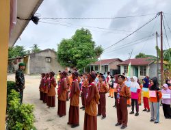 Babinsa Koramil 06 Siak Hulu Laksanakan Masa Perkenalan Lingkungan Sekolah Bagi Anak Didik Baru