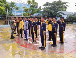 Berikan Latihan PBB, Babinsa Kampung Pancasila Tanamkan Kedisiplinan Kepada Siswa SMK