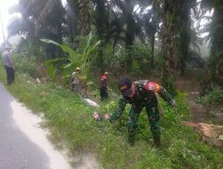 Upaya Meningkatkan Kesadaran Untuk  Menjaga Kebersihan Lingkungan, Babinsa Koramil 16/Tapung Bersama Warga Goro Bersihkan Jalan
