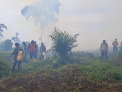 Sinergitas TNI-Polri Bersama Padamkan Karhutla di Kelurahan Rokan