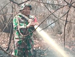 Bersama Manggala Agni, Babinsa Koramil 06 Siak HulhTerus Lakukan Pendinginan Lahan yang Terbakar