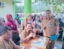 Camat Ahmad Begab Saksikan Penyaluran Bantuan Pangan Beras Bantuan Dari Pemerintah