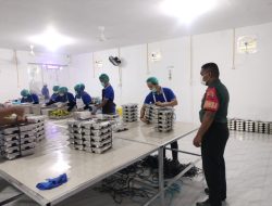 Babinsa Koramil 12/XIII Koto Kampar Dampingi Penyaluran Makan Gizi Gratis di Sekolah