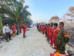 Gerak Cepat, Babinsa dan Bhabinkamtibmas Padamkan Kebakaran Lahan Milik Warga