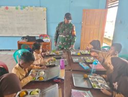 Dukung Program MBG, Babinsa Koramil 16/Tapung Dampingi Pendistribusiannya