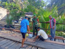 Babinsa Koramil 13/Rokan IV Koto Gotong- Royong Perbaiki Jembatan Bersama Warga Desa Pendalian