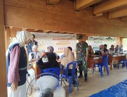 Babinsa Monitoring Kegiatan Pengobatan Gratis Mahasiswa KKN STIFAR di Desa Rokan Koto Ruang