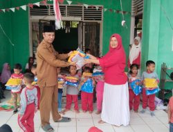 Pemdes Pongkai Bagikan Perlengkapan Pakaian dan Alat Tulis Kepada Murid PAUD KB Al Huda