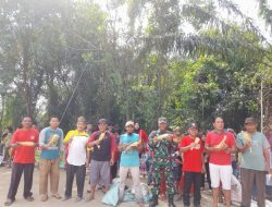Hari Kemerdekaan HUT RI Ke-80, Babinsa Sertu Ilham Khairi Ikut Balap Karung Dengan Warga