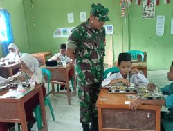 Babinsa Koramil 07/Kampar Serda Eem Frince Mendampingi Kegiatan Makan Bergizi Untuk Anak Sekolah di Kec. Kampa