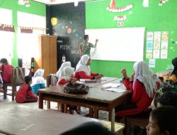 Tarik Minat Pelajar, Babinsa Koramil 16/Tapung Ajarkan Metode Gasing Kepada Siswa/i SDN 010 Tapung