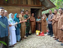 Wakili Danramil 01/Bkn Serka Wilian Bersama Forkopimcam Bangkinang Kota Salurkan Baksos Kepada Masyarakat