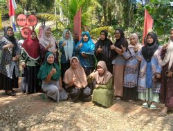 Pemdes Bersama TP PKK Desa Pongkai Turun ke Dasawisma dan Bagikan Bibit Sayuran