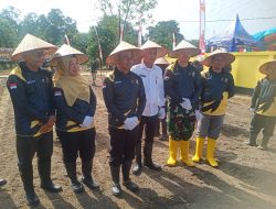 Dukung Swasembada Pangan, Danramil 06 Siak Hulu Dampingi Bupati Pada Penanaman Jagung Perdana
