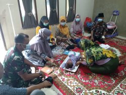 Pastikan Anak Terbebas Dari Stunting, Babinsa Koramil 06 Siak Hulu Bersama Tenaga Kesehatan Datangi Rumah Warga