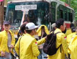 500 Mahasiswa BEM UI Kembali Turun ke Jalan, Aksi Lanjutan di Depan Gedung DPR/MPR