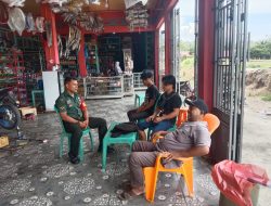 Babinsa Serda Rinaldi Helmi Komsos Bersama Masyarakat