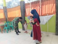 Dukung Program Mengatasi Masalah Kesehatan Balita, Babinsa Koramil 16/Tapung Dampingi Posyandu