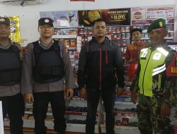 Upaya Menekan Angka Kriminalitas, Babinsa Koramil 16/Tapung Bersama Anggota Polsek Tapung Hilir Laksanakan Patroli Gabungan