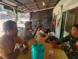 Tingkatkan Kerja Sama, Babinsa Komsos Bersama Masyarakat Didesa Pekan Tebih