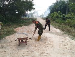 Babinsa Koramil 07/Kampar Bersama Warga Gotong- Royong Timbun Jalan Rusak