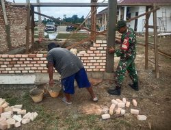 Babinsa Koramil 06 Siak Hulu Bantu Bangun Rumah Warga di Kampung Pancasila