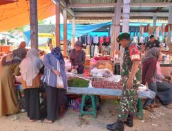 Cek Harga Sembako, Babinsa Koramil 13/Rokan Patroli Dipasar Tradisional