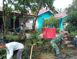 Babinsa Koramil 10 Kunto Darussalam Kodim 0313/KPR Goro Bersama Warga