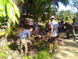 Babinsa Koramil 07/Kampar Bersama Warga Gotong- Royong Bangun Irigasi Untuk Sawah