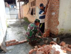 Semakin Tanggap Bersama Rakyat, Babinsa Serda Eem Frince Bantu Renovasi Rumah Warga