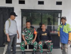 Babinsa Sertu Purwanto Lakukan Komsos Dengan Masyarakat Kelurahan Batu Bersurat
