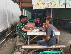 Tingkatkan Kerjasama Yang Baik, Babinsa Komsos Bersama masyarakat Didesa Pekan Tebih