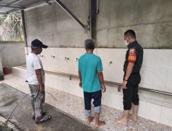 Sertu Harpani, Babinsa Koramil 07/Kampar Goro Bersihkan Perkarangangan Masjid