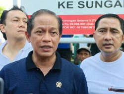 Menteri LH Nyemplung Sungai Cipinang, Targetkan Bersih Tuntas dalam Sebulan