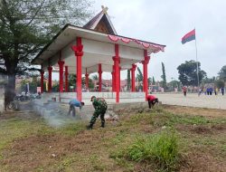 Babinsa dan Warga Gelar Goro Bersihkan Lingkungan Lapangan Upacara