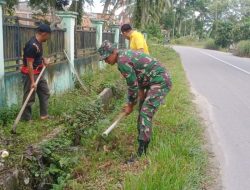 Babinsa Koramil 07/Kampar Bersama Warga Desa Teratak Bersihkan Parit Cegah Banjir dan DBD
