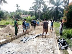 Babinsa Sertu Ilham Khairi Ikut Serta Giat Goro Semenisasi Jalan