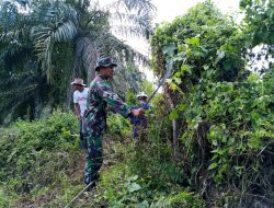 Babinsa Koramil 07/Kampar Melaksanakan Kegiatan Goro Guna Menumbuhkan Semangat Kepedulian Masyarakat Terhadap Kebersihan