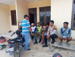 Babinsa Koramil 13/Rokan IV Koto dan Bhabinkamtibmas Melaksanakan Komsos Bersama Warga Desa Rokan Koto Ruang
