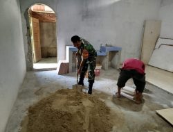 Kemanunggalan TNI, Babinsa Koramil 07/Kampar Goro Rehab Rumah Masyarakat Tidak Mampu