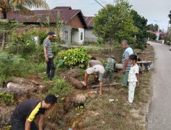 Babinsa Koramil 13/Rokan IV Koto Gotong- Royong Bersihkan Parit Bersama Warga