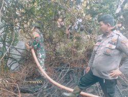 Babinsa Kabun Laksanakan Pemadaman Kebakaran Lahan di Desa Kabun