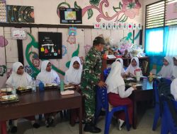 Babinsa Suka Damai Kec. Ujungbatu Memonitor Harga Bahan Pangan di Pasar Bersama Bhabinkamtibmas