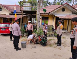 Dalam Rangka Memperingati Hari Pohon Nasional, Babinsa Koramil 16/Tapung Hadiri Kegiatan Penanaman Pohon di Mapolsek Tapung