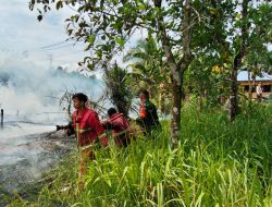 Sertu Purwanto Bersama Damkar XIII Koto Kampar Berjibaku Padamkan Api di Desa Pulau Gadang