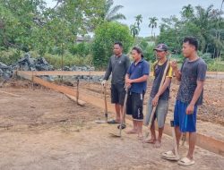 Babinsa Koramil 12/XIII Koto Kampar Berikan Arahan kepada Tukang Pekerjaan Koperasi Merah Putih