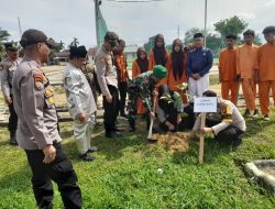 Babinsa Sertu Ilham Khairi Bersama Polsek dan Kecamatan Laksanakan Penanaman Pohon Serentak