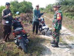 Babinsa Desa Rimbo Panjang Lakukan Patroli Karhutla dan Sosialisasi Bahaya Membakar Lahan